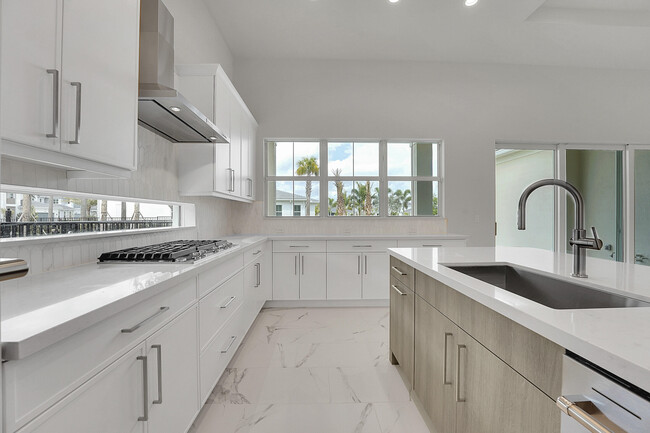 Building Photo - 9341 Crestview Cir