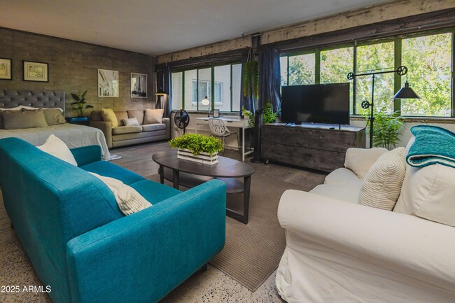 Building Photo - 353 E Thomas Rd