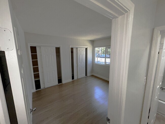 Building Photo - 916 S Manhattan Pl