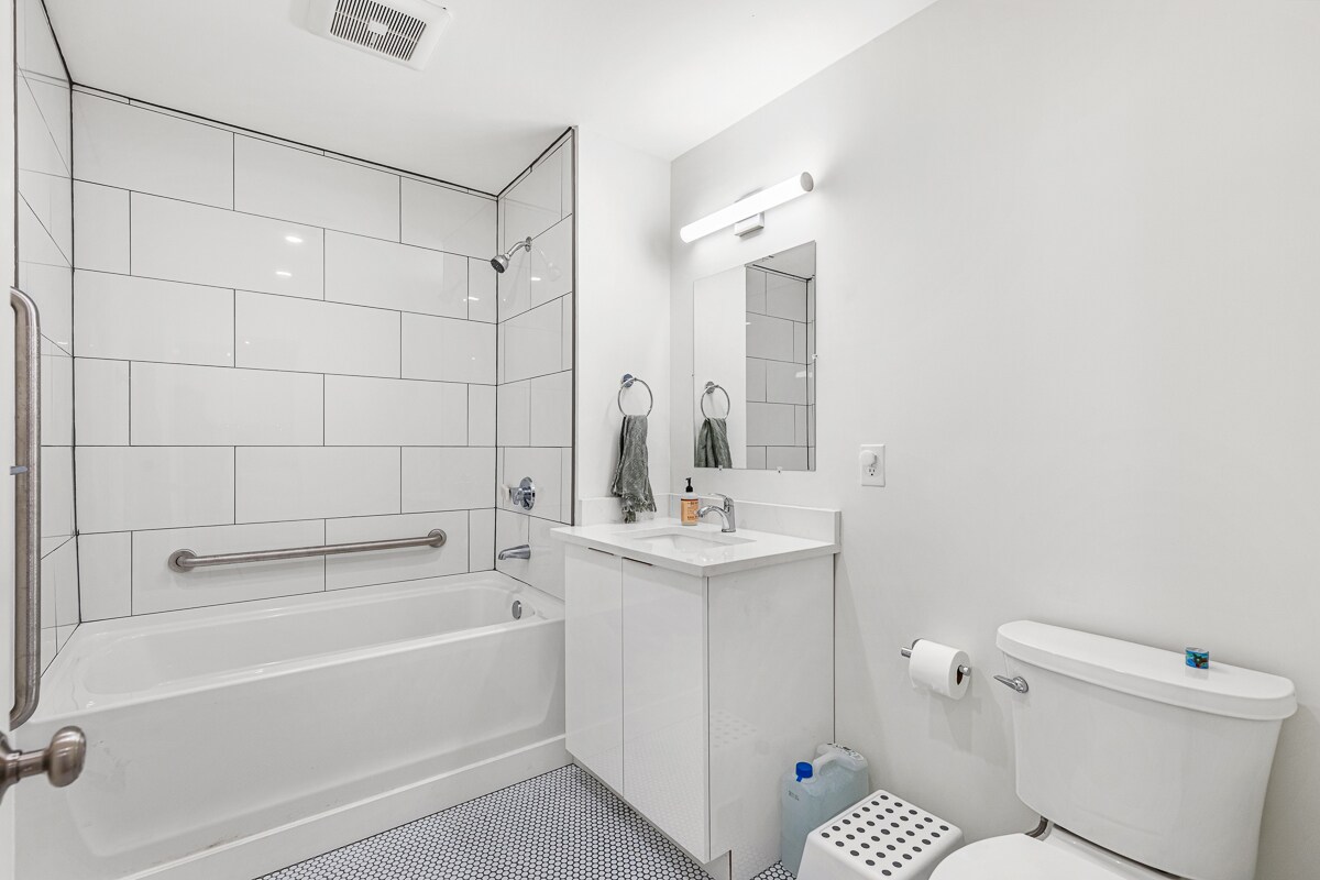 Building Photo - 123 Friendship St