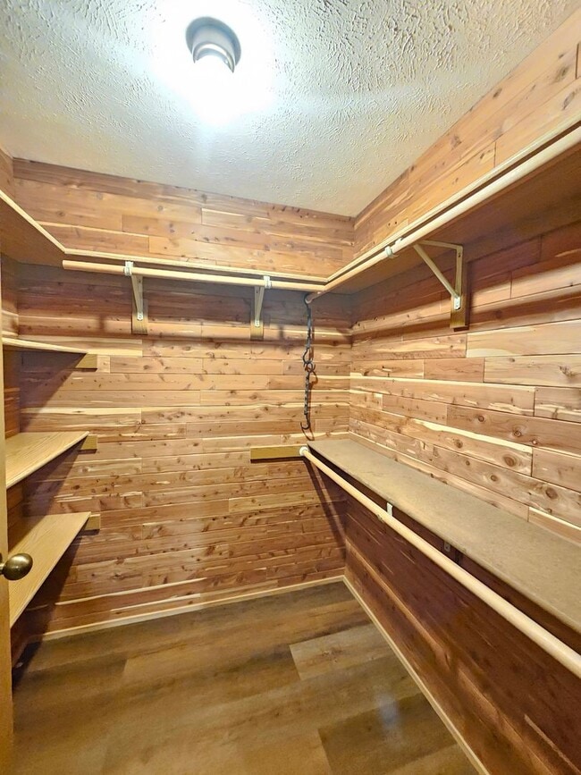 Building Photo - 6902 N Old Fort Dr