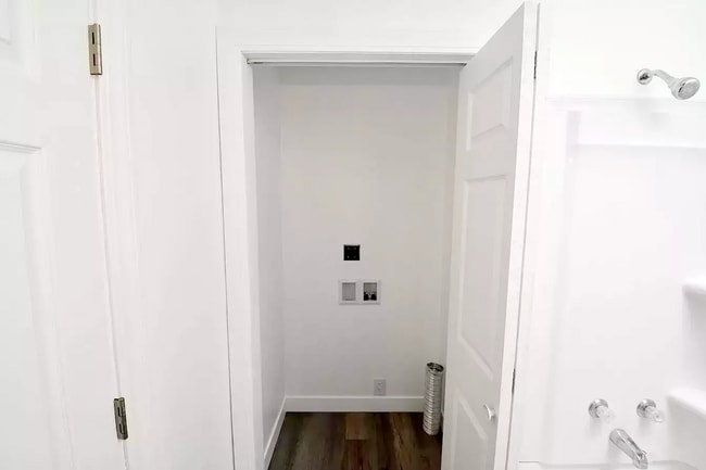 Building Photo - Beautiful Recently Renovated 2-Bedroom Hom...