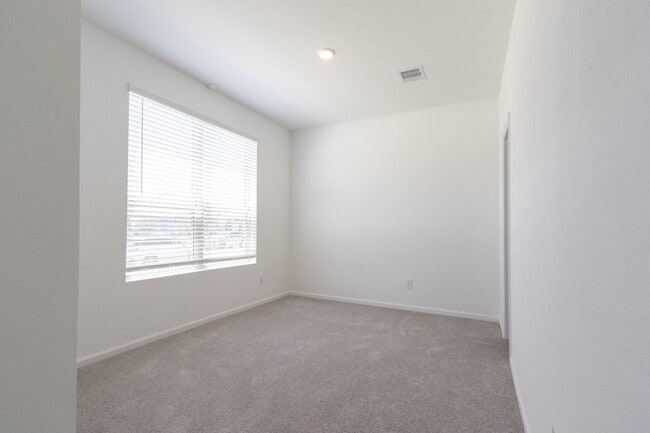 Building Photo - 705 Western Fern