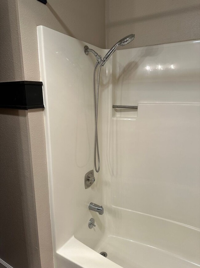 Building Photo - Beautiful 3 bedroom 2 bathroom house in a ...