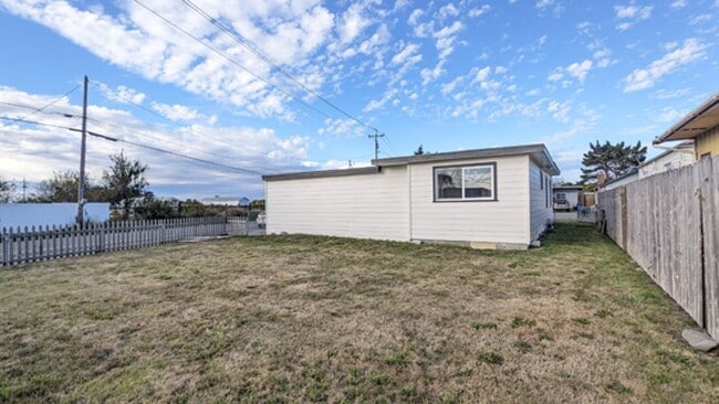 Building Photo - Cute Remodeled Arcata Home