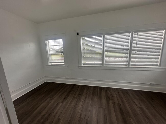 Building Photo - 215 S Seacrest Blvd