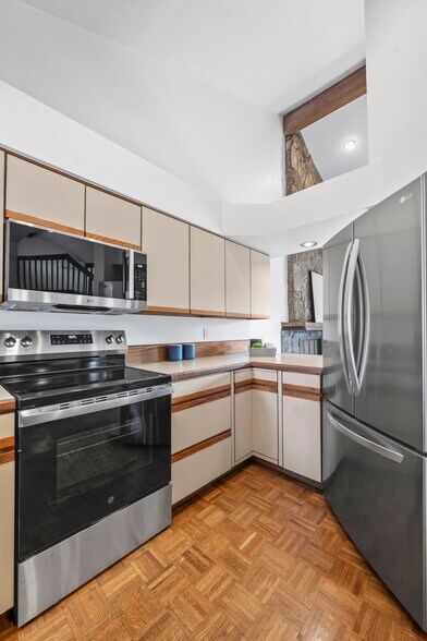 Kitchen - 501 Manhattan Dr