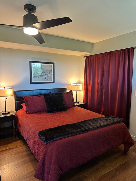 Queen bed, linens provided. - 7079 Engineers Rd