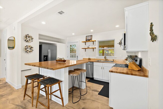 Building Photo - 107b A St