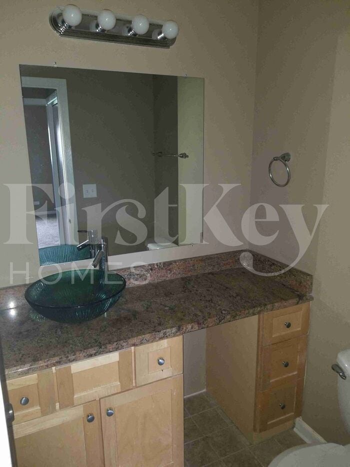 Building Photo - 185 Paramount Dr