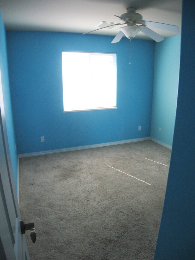 Building Photo - 627 Kings Glen Loop