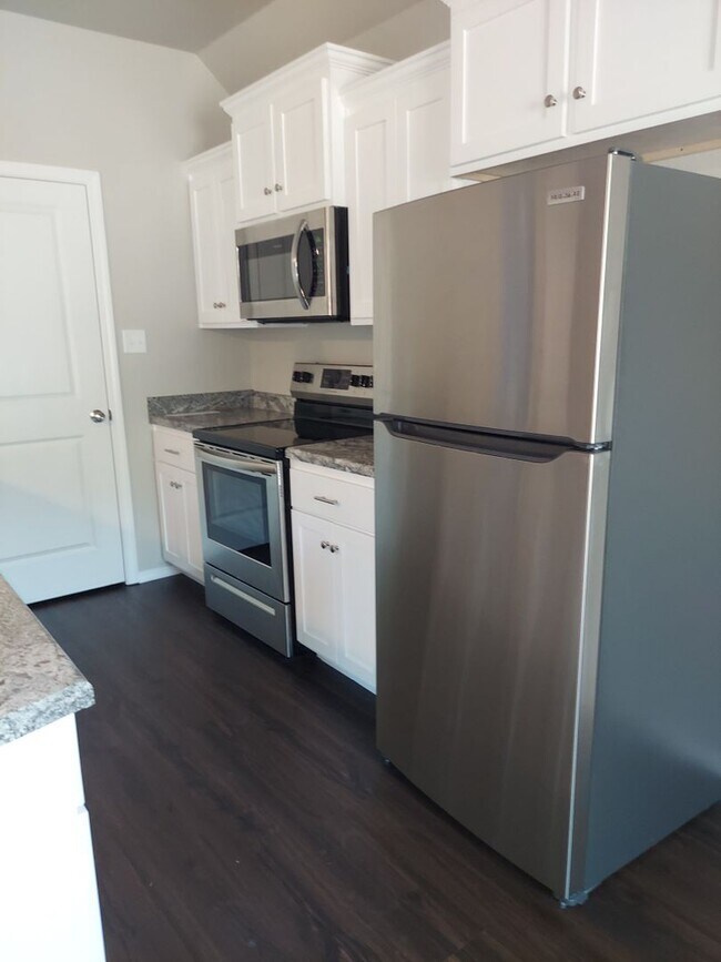 Building Photo - Beautiful 3 Bedroom Townhome in Alma!! *Move in Special*