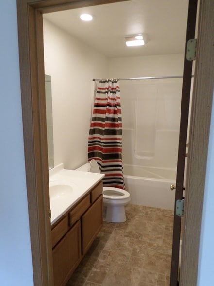 Building Photo - 560 Main St