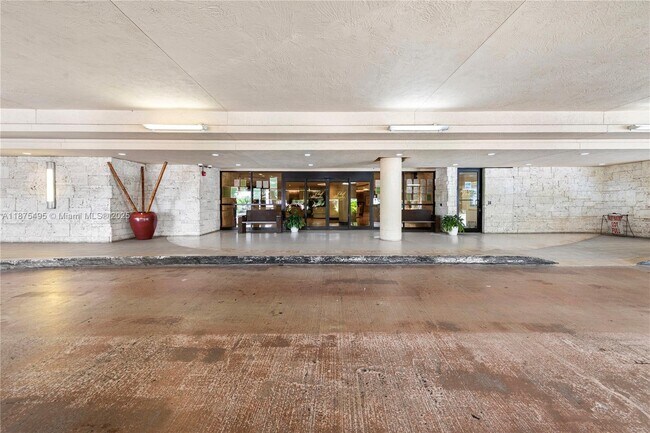 Building Photo - 2555 Collins Ave