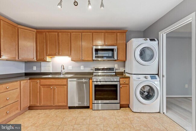 Building Photo - 3705 S George Mason Dr