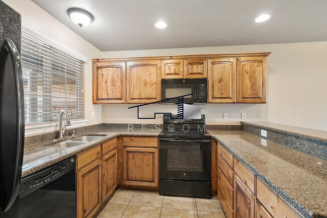 Building Photo - Large Riverdale 4 Bedroom 3.5 Bathroom Tow...