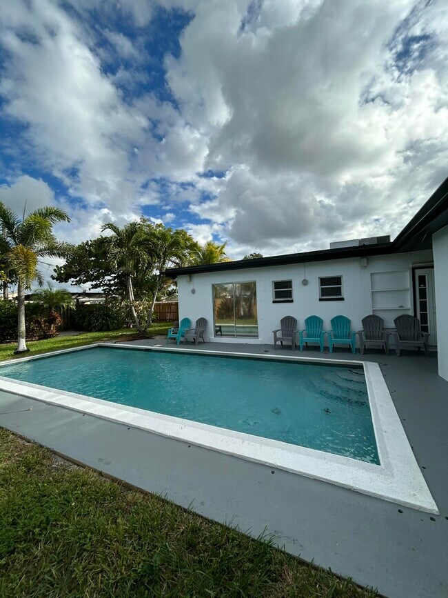 Building Photo - 5839 Daphne Dr