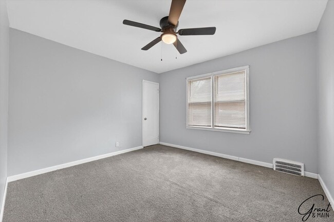 Building Photo - $1200 2 bedroom ranch