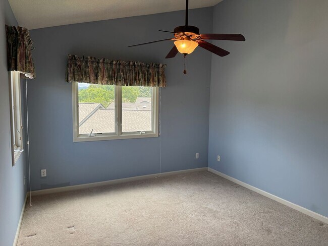 Building Photo - Weaverville - Well Kept Townhome with Flex Space