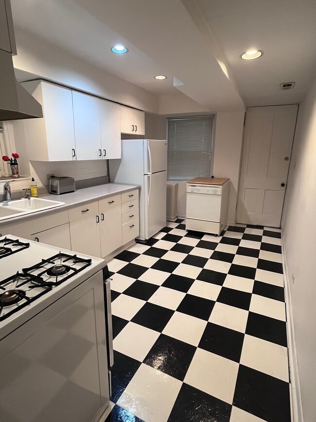 Building Photo - 2229 N Southport Ave