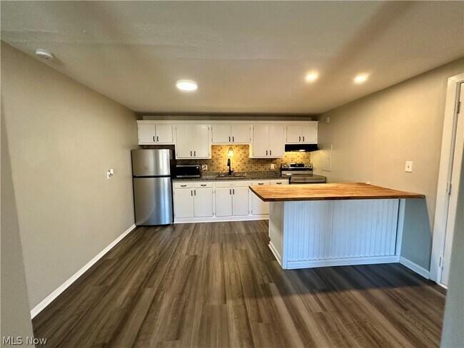 Building Photo - 676 S Shore Ct