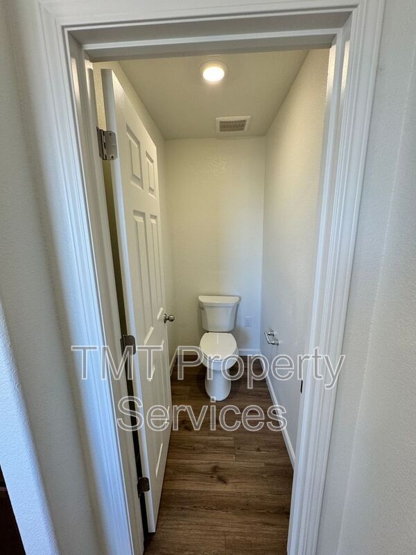 Building Photo - 1372 Redford Wy