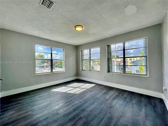 Building Photo - 301 SW 10th Ave