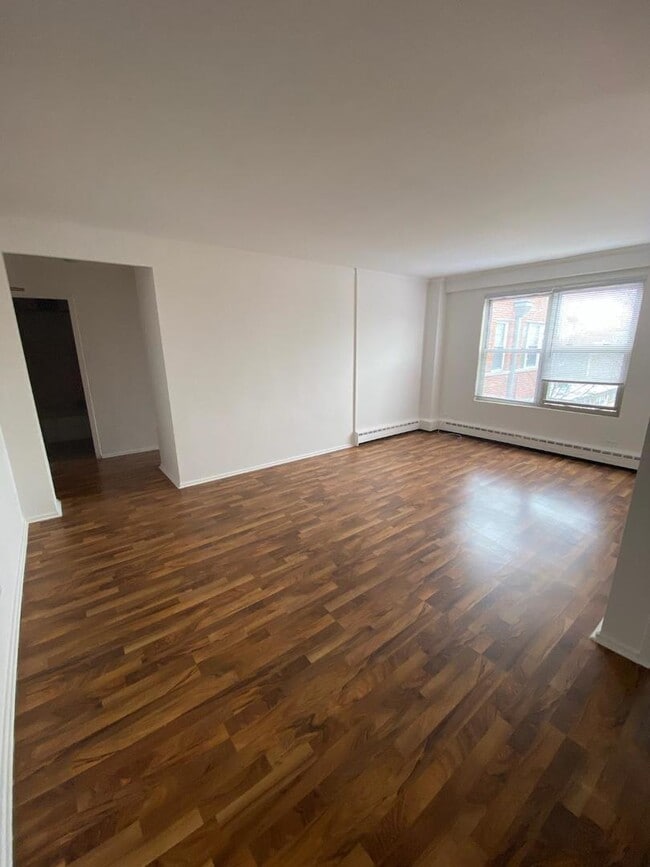 Building Photo - 2600 W Berwyn Ave