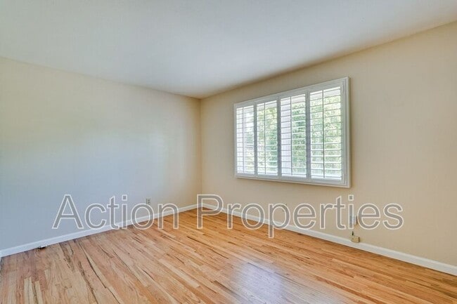 Building Photo - 834 Orange Ave