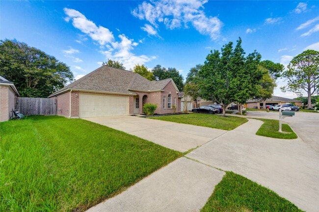 Building Photo - 22010 Kenlake Dr