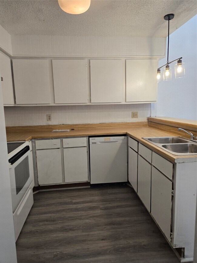 Building Photo - 6347 Cattails Ln