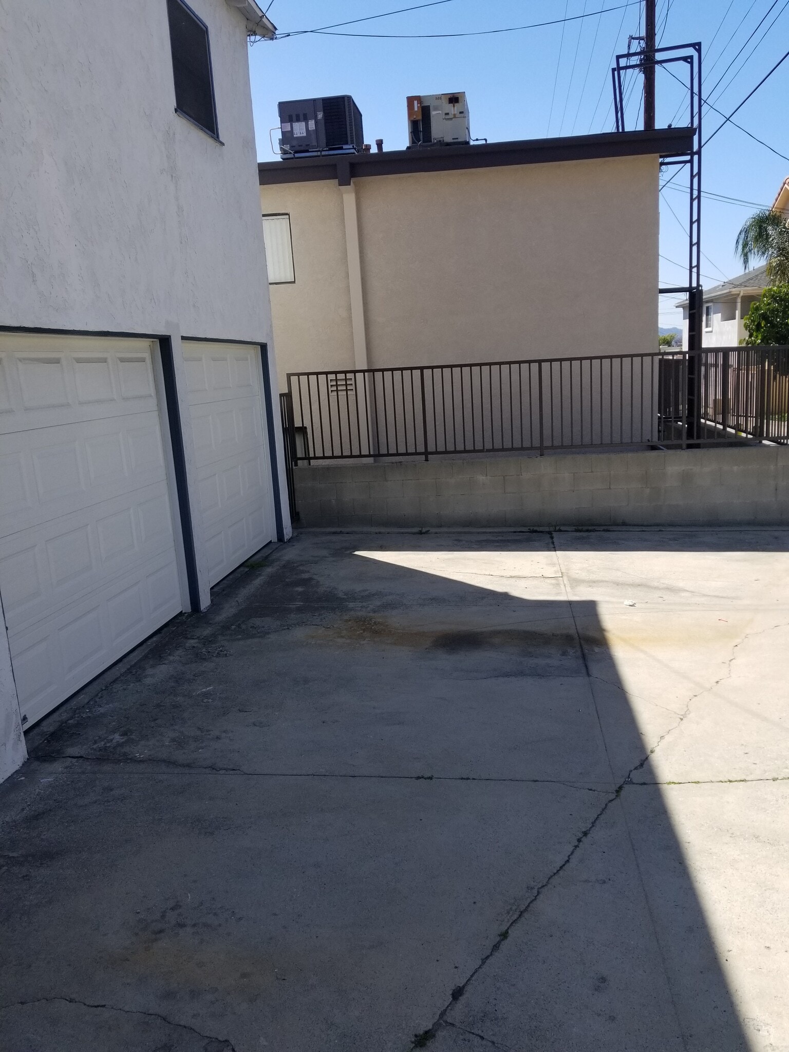 Building Photo - 729 E Providencia Ave