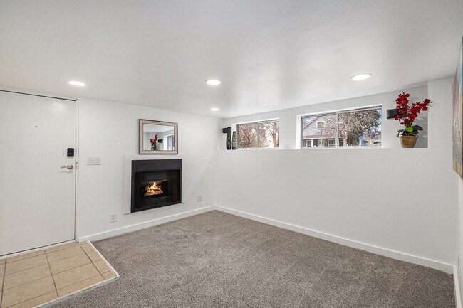 Building Photo - Duplex unit near Downtown! Utilities included!