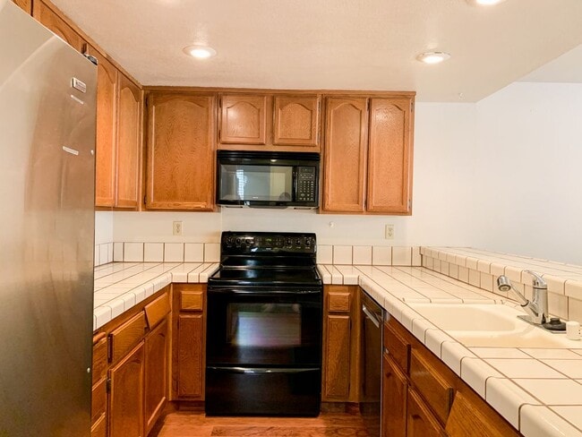 Building Photo - Lovely 2 Bedroom Hamilton Place Townhouse