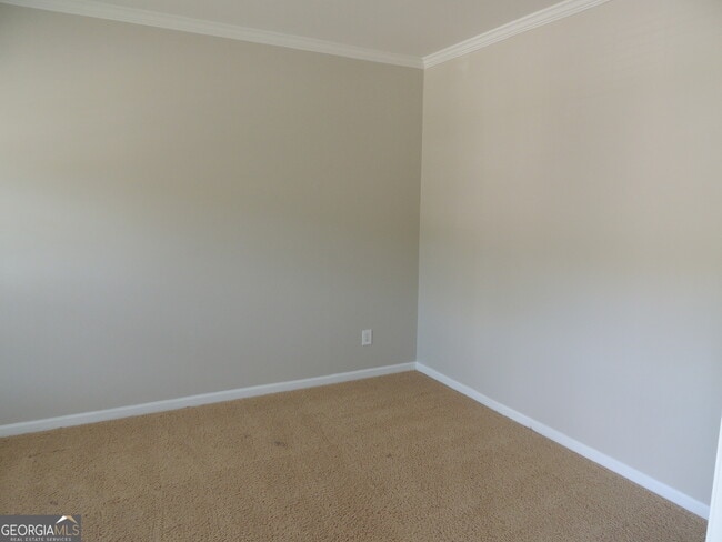 Building Photo - 450 MacLand Dr