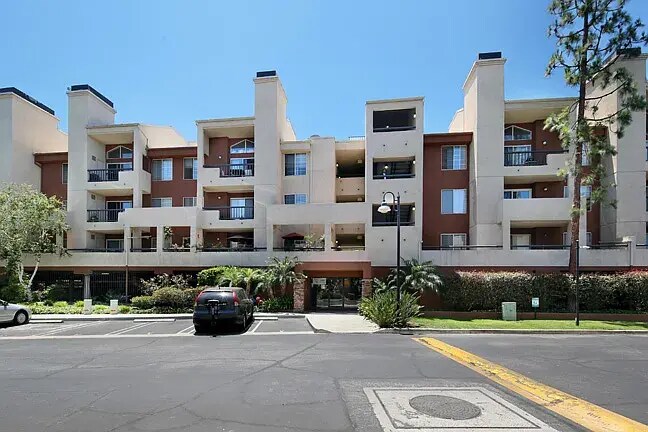 Building Photo - 5565 Canoga Ave