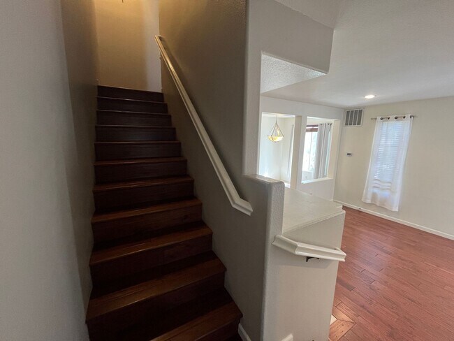 Building Photo - 4 Bedroom Townhome for Rent in Stevenson R...