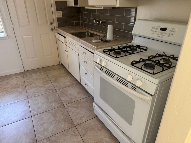 Building Photo - 232 Warren Ave