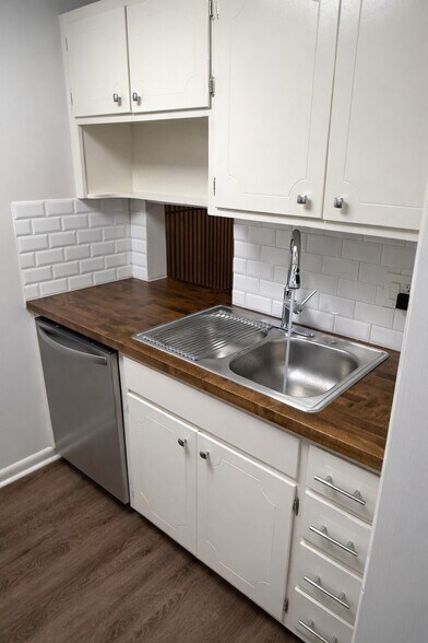 Building Photo - 2601 Hillsboro Pike