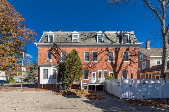Building Photo - 290 Pleasant St