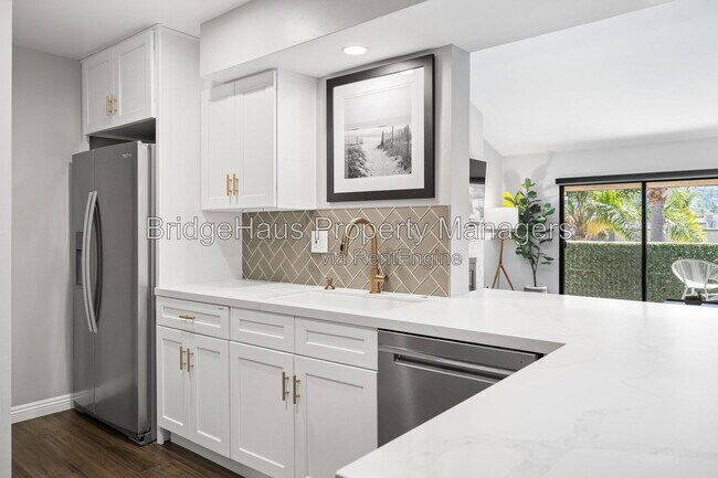 Building Photo - 2607 Pirineos Way