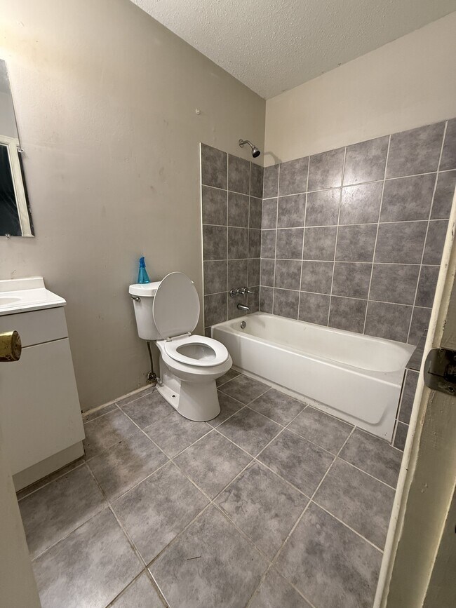 Building Photo - 246 Bowling Green Dr