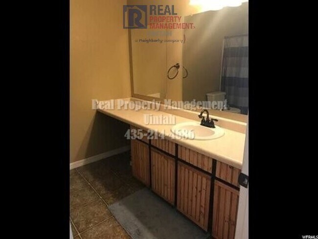 Building Photo - 3 Bed 2 Bath Duplex