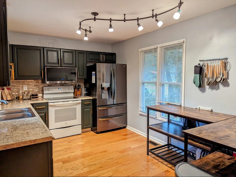 Large kitchen with mostly upgraded appliances - 6028 Dalton Rd