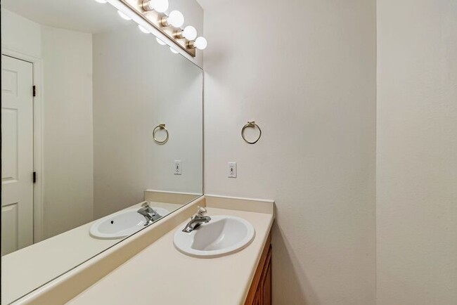 Building Photo - 3 bedroom home with fenced yard and garage...