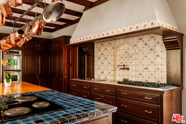 Building Photo - 1004 N Beverly Dr