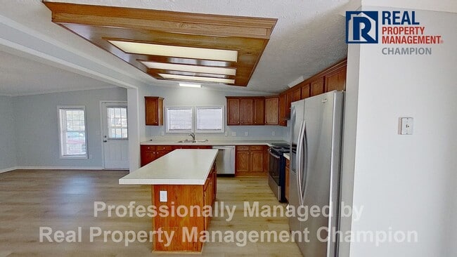 Building Photo - Spacious 3 BD/2.5 BA Home w/New Flooring and Fresh Paint