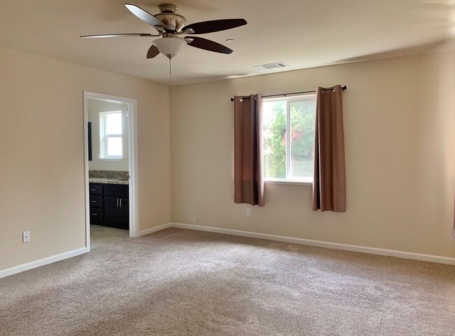 Building Photo - 4 Bedroom Home in Hollister