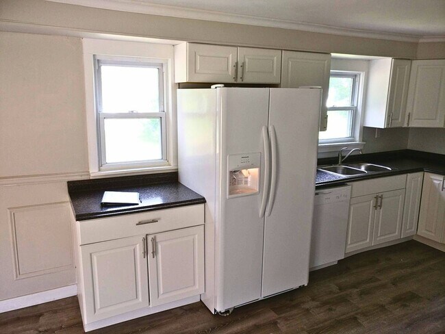 Building Photo - 4-Bedroom Home for Rent Summer 2026