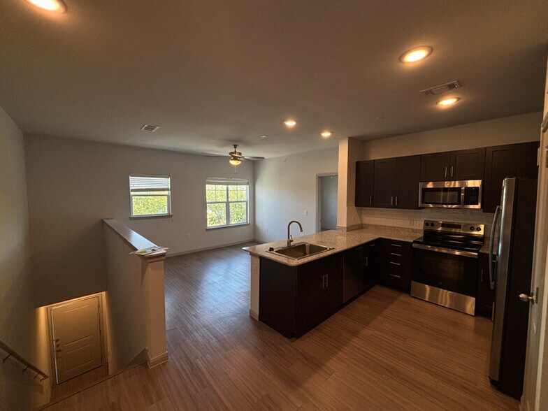 Primary Photo - 950 FM2001